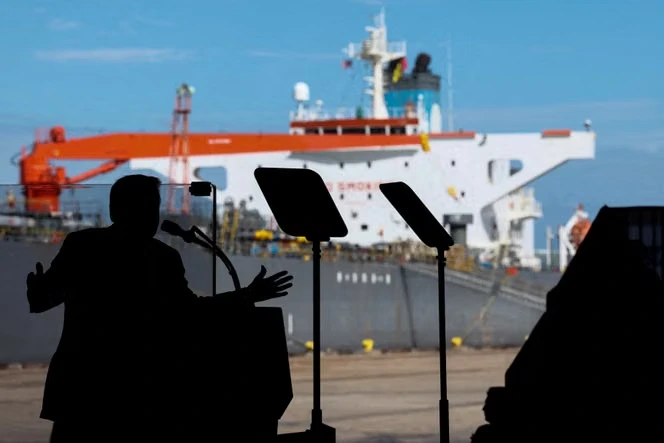 Pénurie de navires et tarifs record : comment la guerre au Moyen-Orient fait bondir les prix du transport de pétrole