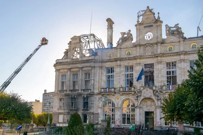 A Limoges, l’hôtel de ville incendié en marge des manifestations « n’est pas encore sauvé »