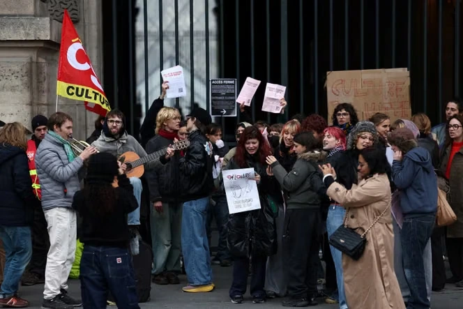 Devant le Musée du Louvre bloqué, un dialogue parfois difficile entre étudiants et touristes