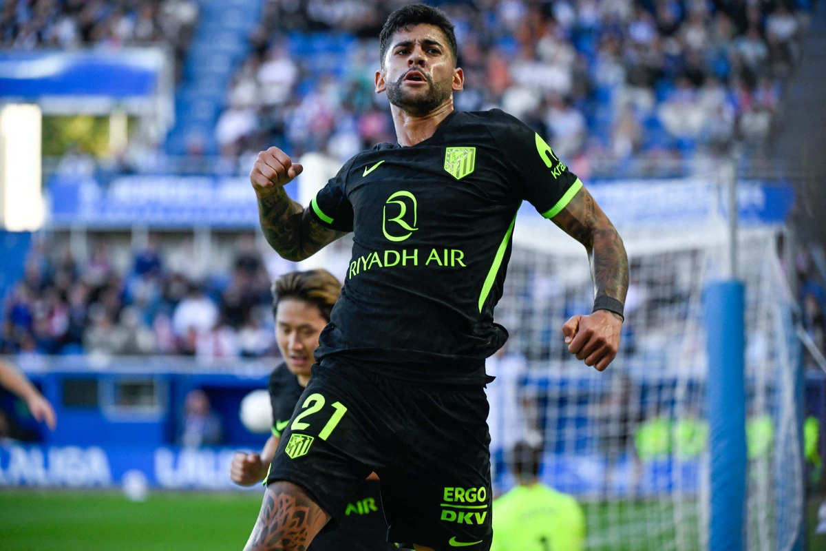 El Cuti Romero da la victoria al Atlético ante un Alavés que se quedó con 10