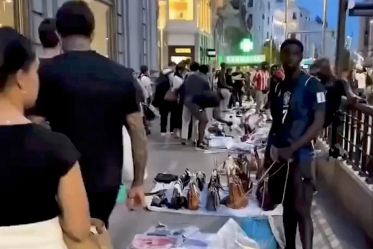 Правда ли, что на этом видео показана торговля вещами, украденными во время протестов во Франции?