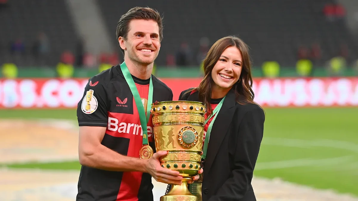 TV-Moderatorin Laura Hofmann und Bundesliga-Profi Jonas Hofmann im Babyglück