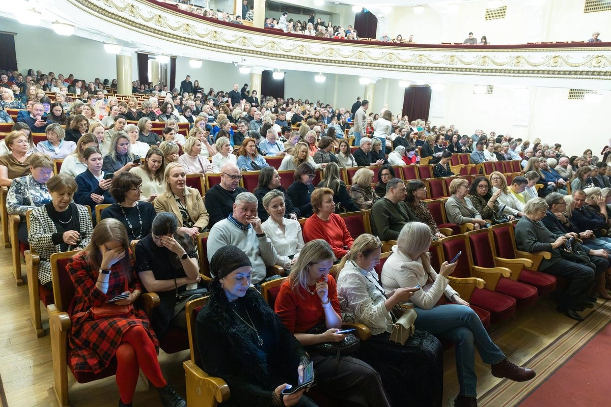 БОЛЬШАЯ ГАЛЕРЕЯ КРАСИВЫХ ЛЮДЕЙ | В Таллинне при полном аншлаге прошел спектакль «Ревизор». Смотрите, кто пришел