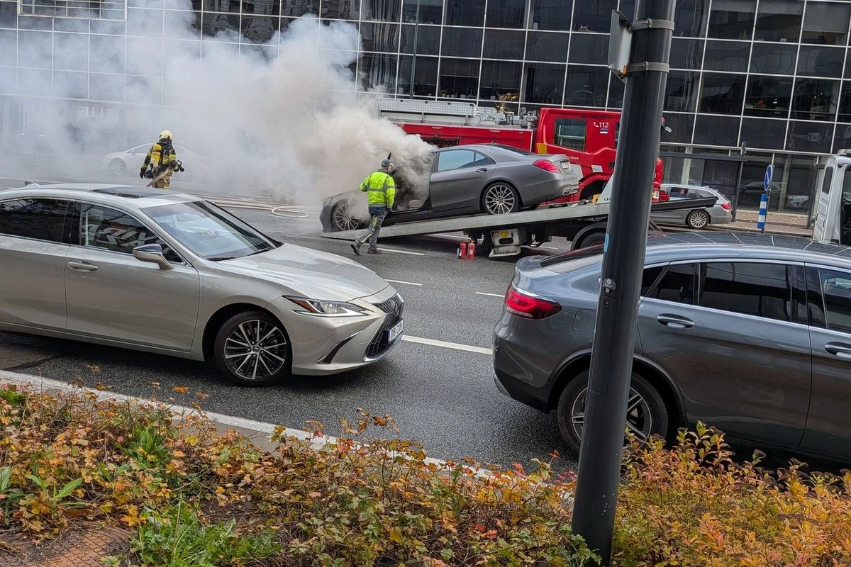 ФОТО | В центре Таллинна загорелся автомобиль