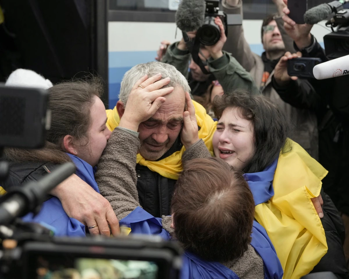 Oleshky evacuees reunite with families after truce allows crossing back into Ukraine