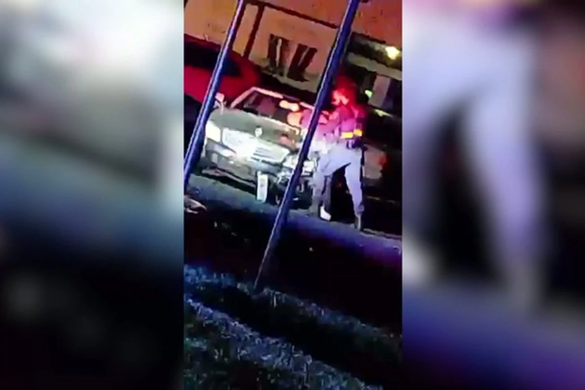 В Ласнамяэ мужчина с признаками опьянения ночью протаранил три припаркованных автомобиля