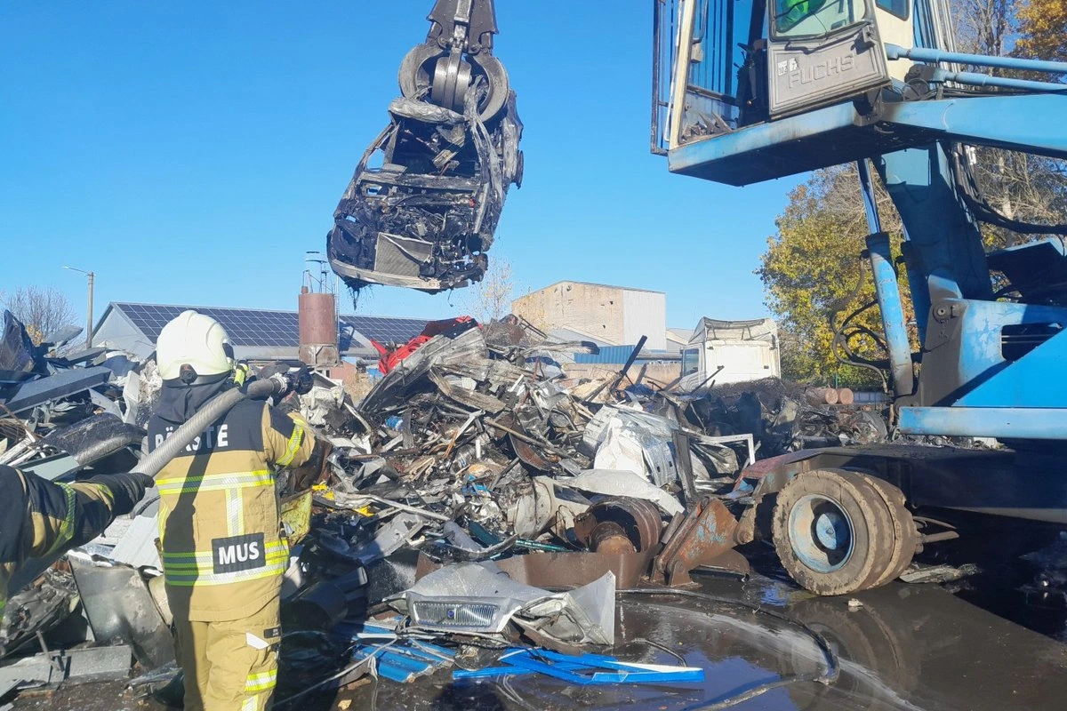 ФОТО | На станции приема отходов горели десятки тонн автолома. Тушить пожар помогал погрузчик