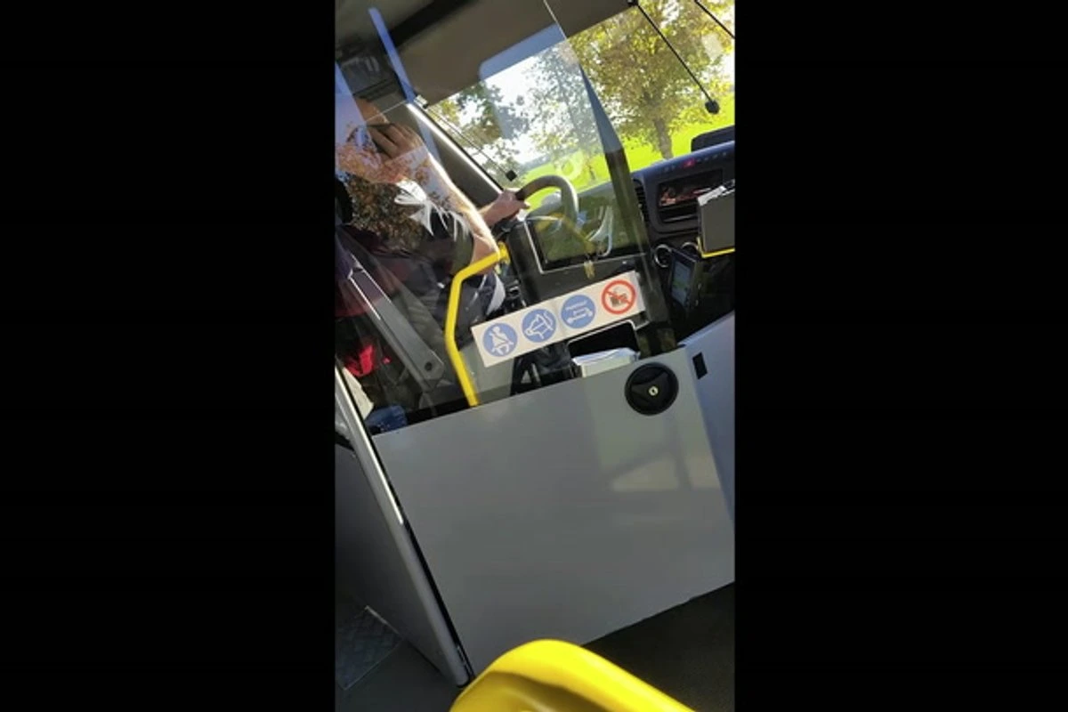 ВИДЕО | Водитель автобуса в Рапламаа разговаривал по телефону за рулем. GoBus: он осознал свою ошибку