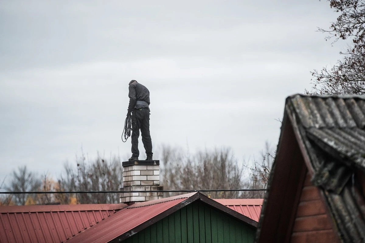 Сова в дымоходе. Трубочист рассказал удивительные истории из своей практики