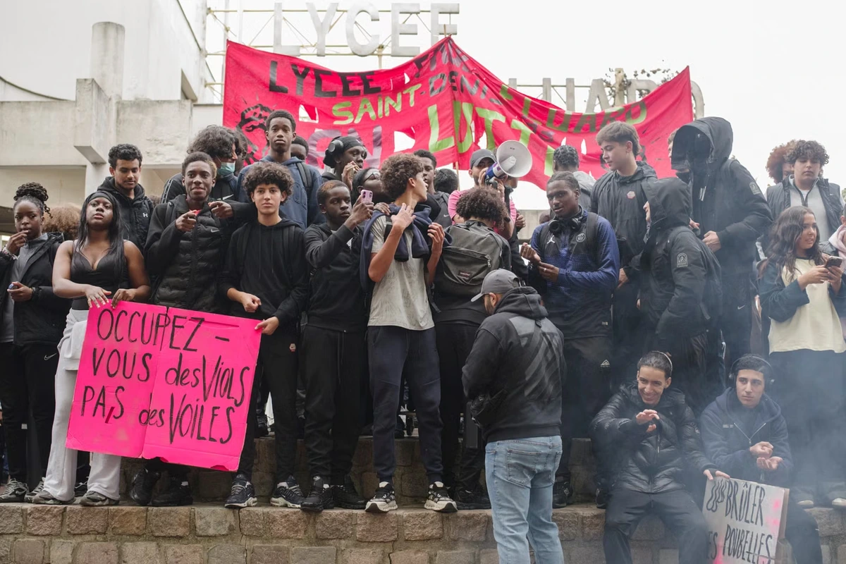Au lycée Paul-Eluard de Saint-Denis : « On demande des fonctionnaires enseignants et on nous envoie des fonctionnaires policiers »