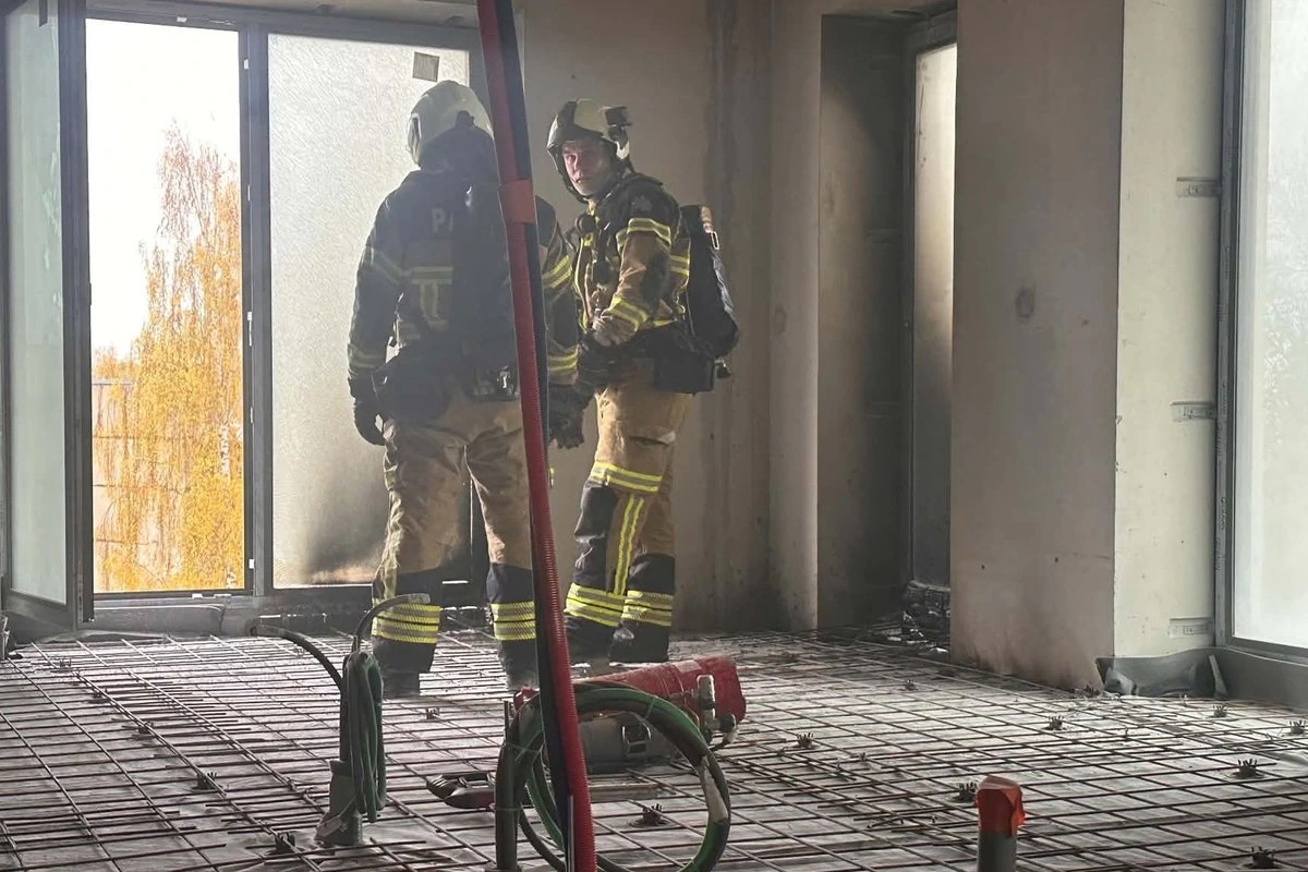 На стройке нового жилого комплекса загорелось окно
