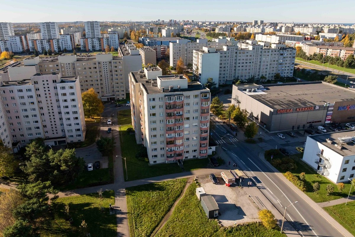 Наконец-то! В Ласнамяэ нашли решение проблемы с парковкой около домов