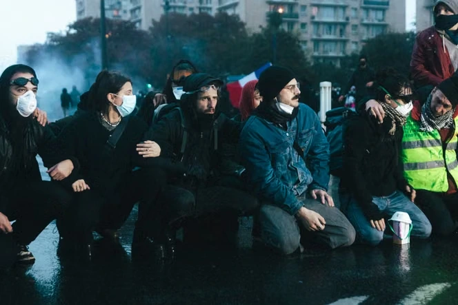 « Un bruit de fond anxieux permanent » : des professionnels de santé décrivent les effets possibles de la crise sociale sur la santé psychique