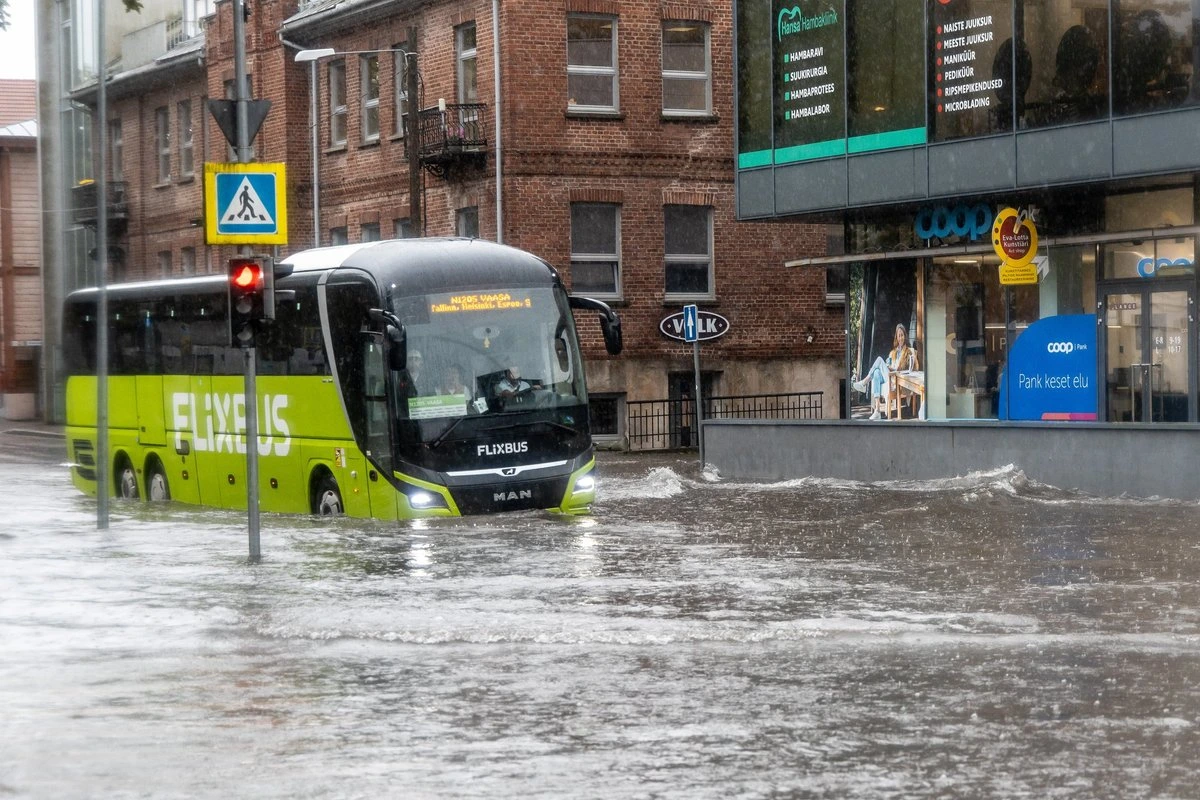 В Пярну уровень воды может подняться до 1,5 метра: страховщик напоминает водителям, что делать при наводнении