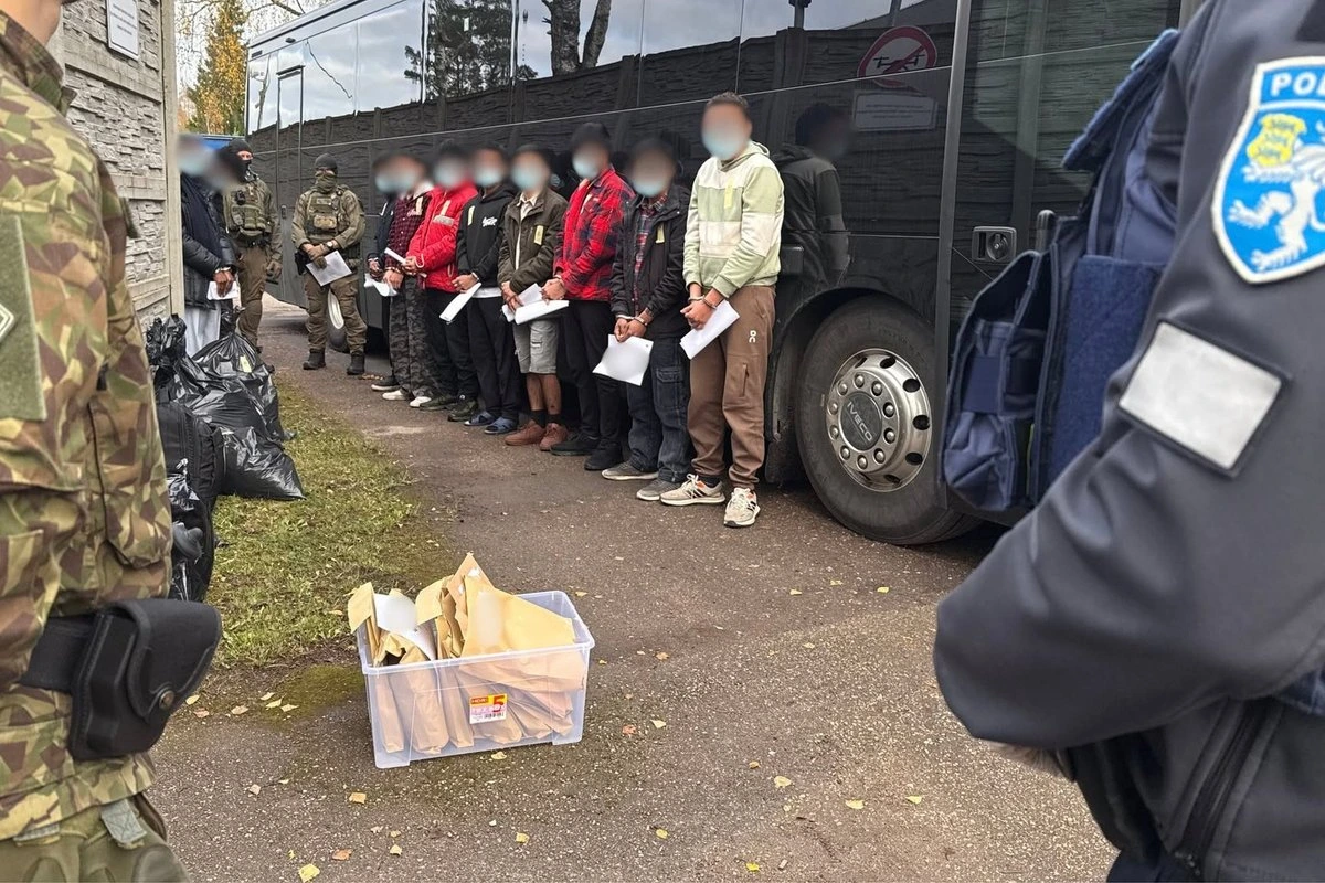 Из Пярнуского арестного дома в Латвию отправили 14 нелегальных мигрантов
