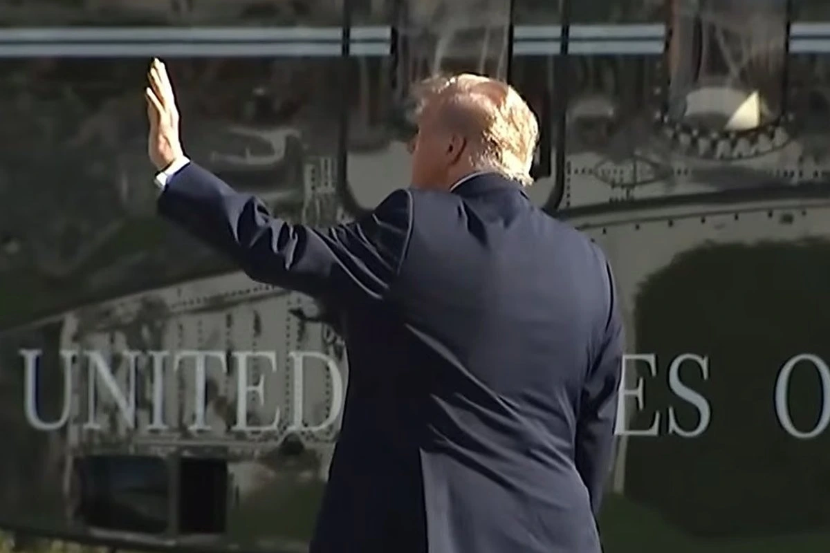 Правдиво ли видео, на котором Трамп машет невидимому человеку?