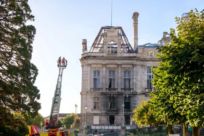 Mobilisation du 17 octobre : l’homme suspecté d’avoir déclenché l’incendie de la mairie de Limoges a été mis en examen pour tentative de meurtre sur des policiers