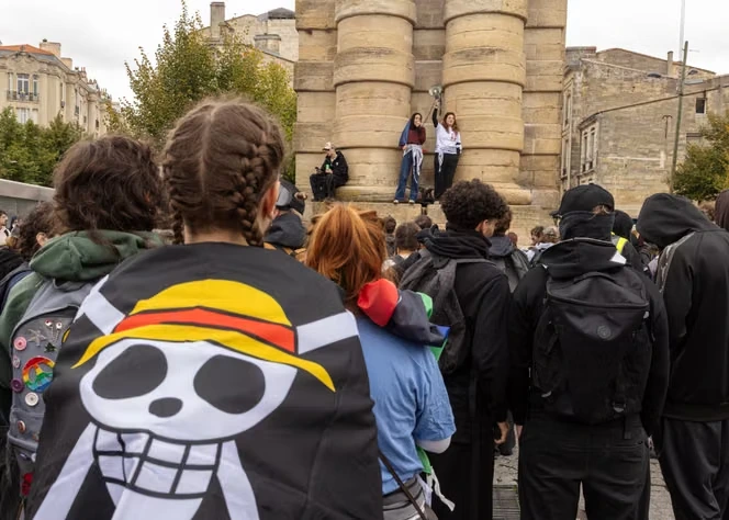 Les mangas, avec leurs figures rebelles et résilientes, s’invitent dans les manifestations