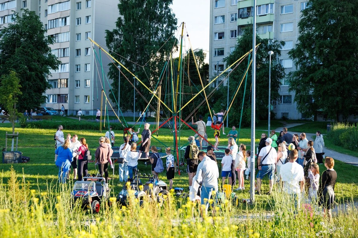 В Ласнамяэ обновили мусорные урны: на уличную мебель потратили более 31 000 евро
