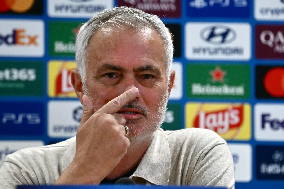 Y Mourinho sí habló en Roma: "Van todas las preguntas en la misma dirección, mejor cambiamos a la prensa italiana"