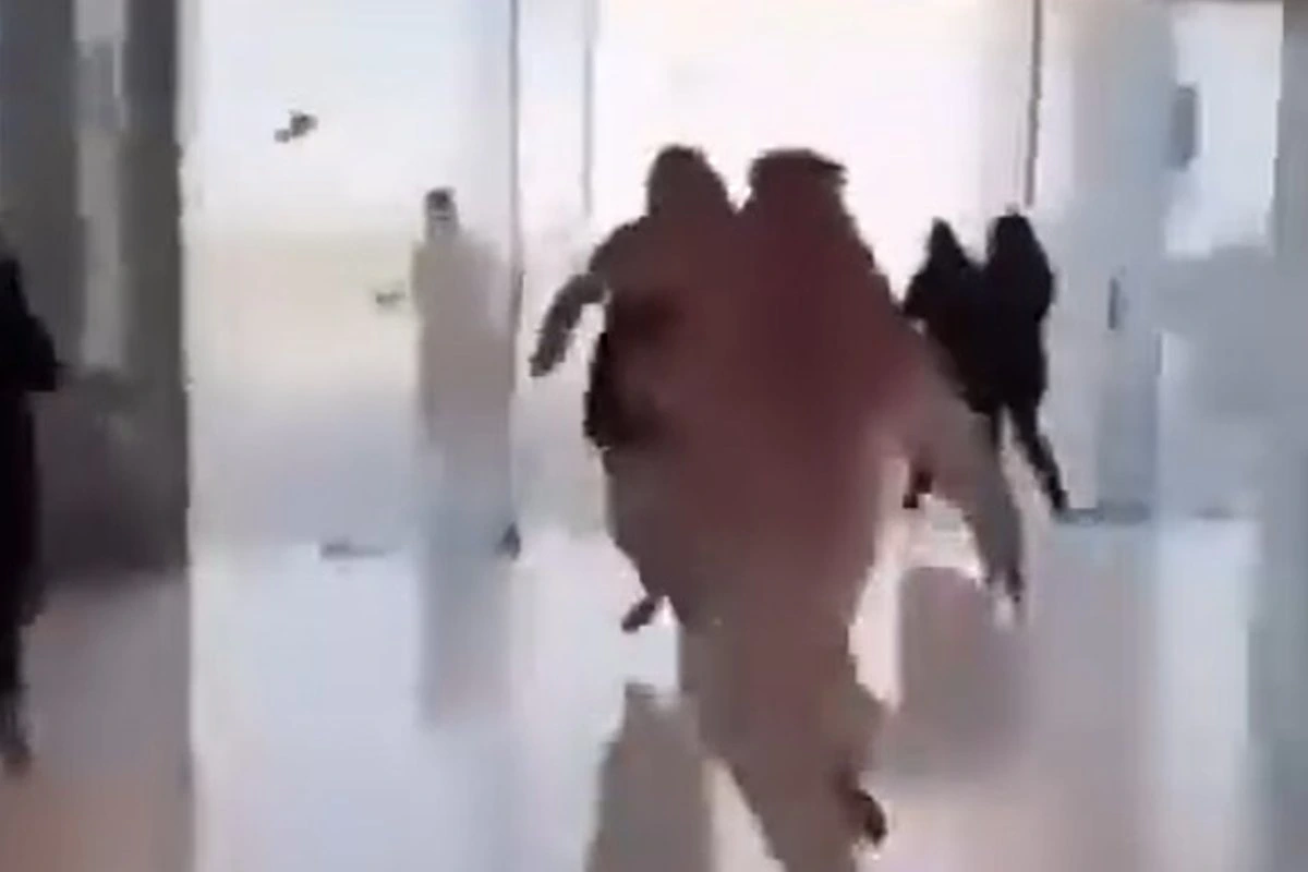 Правдиво ли видео, на котором люди выбегают из здания аэропорта Эр-Рияда после атаки хуситов?