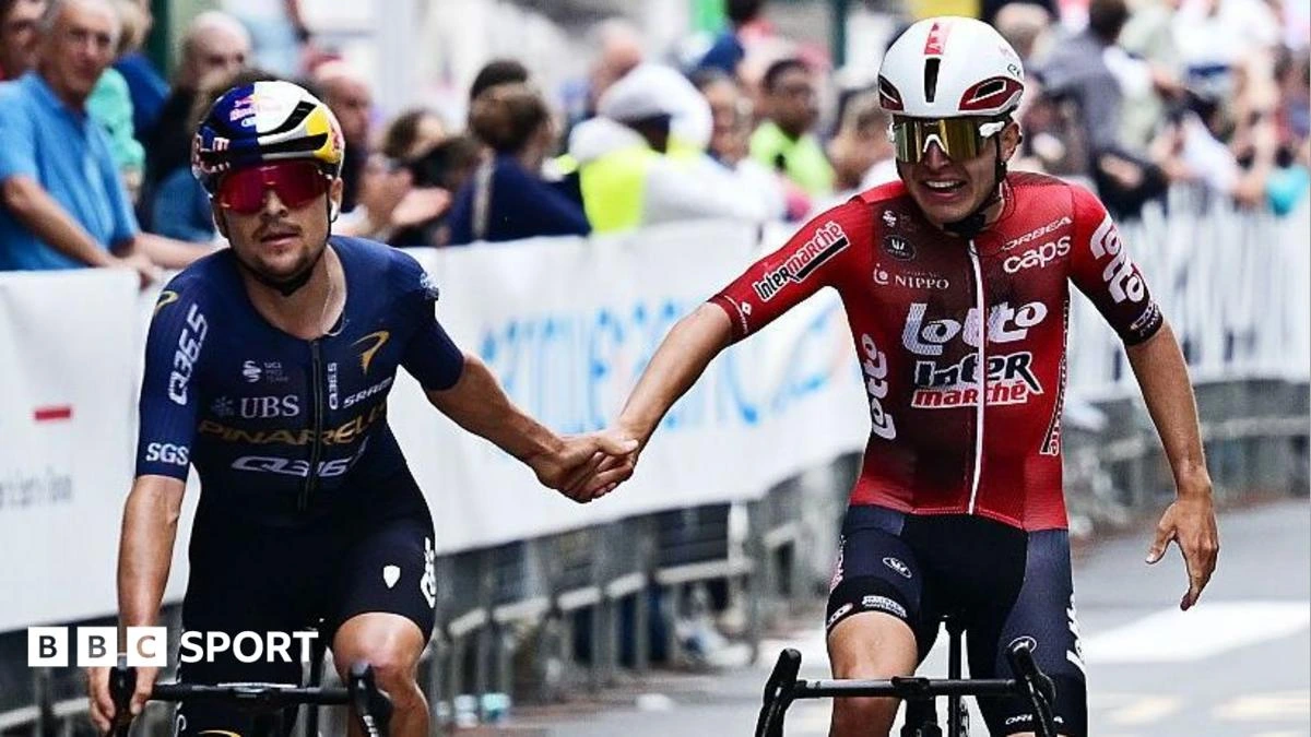 Pidcock 'mad' after team-mates hit by police vehicle