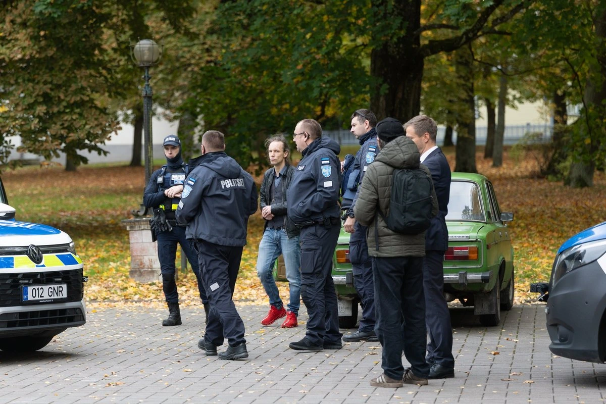 Перед визитом генсека НАТО к президентскому дворцу в Кадриорге подъехал мужчина на Lada. На место вызвали саперов